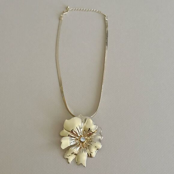 Elegant Gold Flower Necklace N1563 - Picture 2 of 3